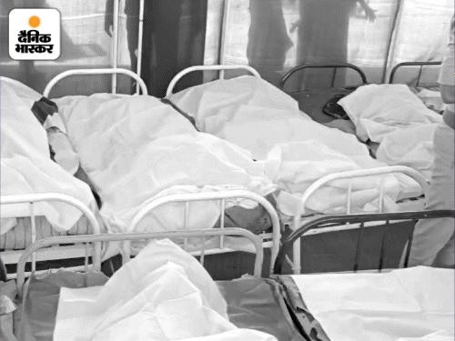 बनास मेडिकल कॉलेज के बेड पर एक साथ रखी मजदूरों की लाशें। बुधवार इन्हें मप्र लाया जाएगा।