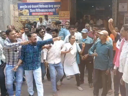 ठगी के पीड़ित किसान भी मौके पर पहुंचकर पुलिस के पक्ष में नारे लगाने लगे, इसी बीच परिजन और उनकी झड़प हो गई।