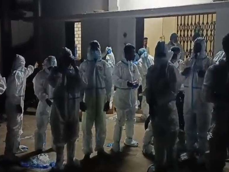 PPE किट पहनकर पहुंचे अधिकारी और कर्मचारी