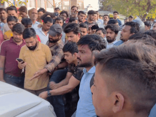 ਲੋਕ ਪਿਕਅਪ ਦੀ ਭੰਨਤੋੜ ਕਰ ਰਹੇ ਹਨ
