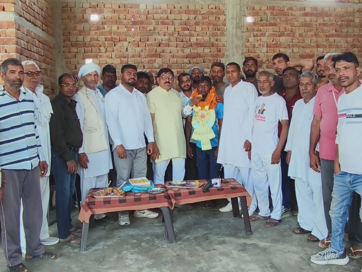 धर्मशाला में दिव्यांग खिलाड़ी महेंद्र सिंह का फूलमालाओं से स्वागत करते ग्रामीण।