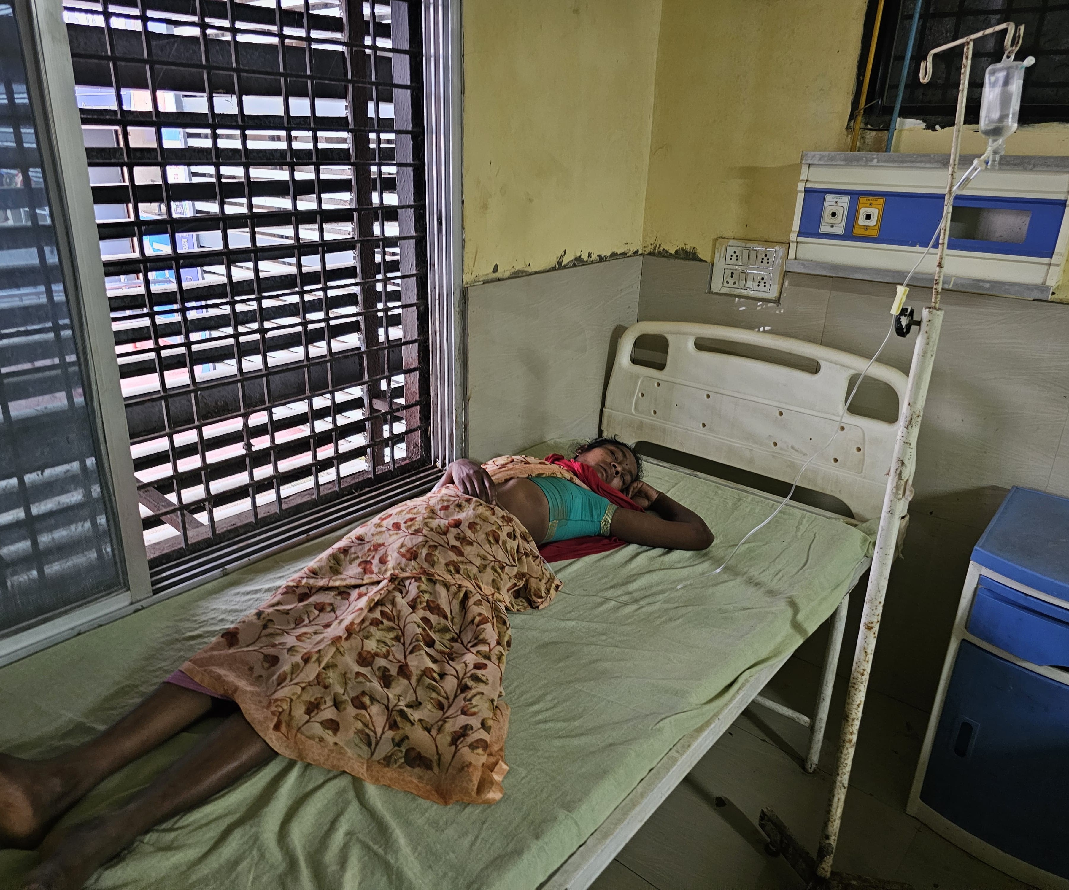 बीमार होने वालों में महिलाएं भी शामिल हैं।