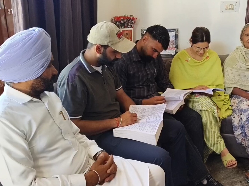 ਭਰਾ ਅਤੇ ਭੈਣ ਆਪਣੇ ਪਰਿਵਾਰ ਨਾਲ ਨੌਕਰੀਆਂ ਮਿਲੀਆਂ.