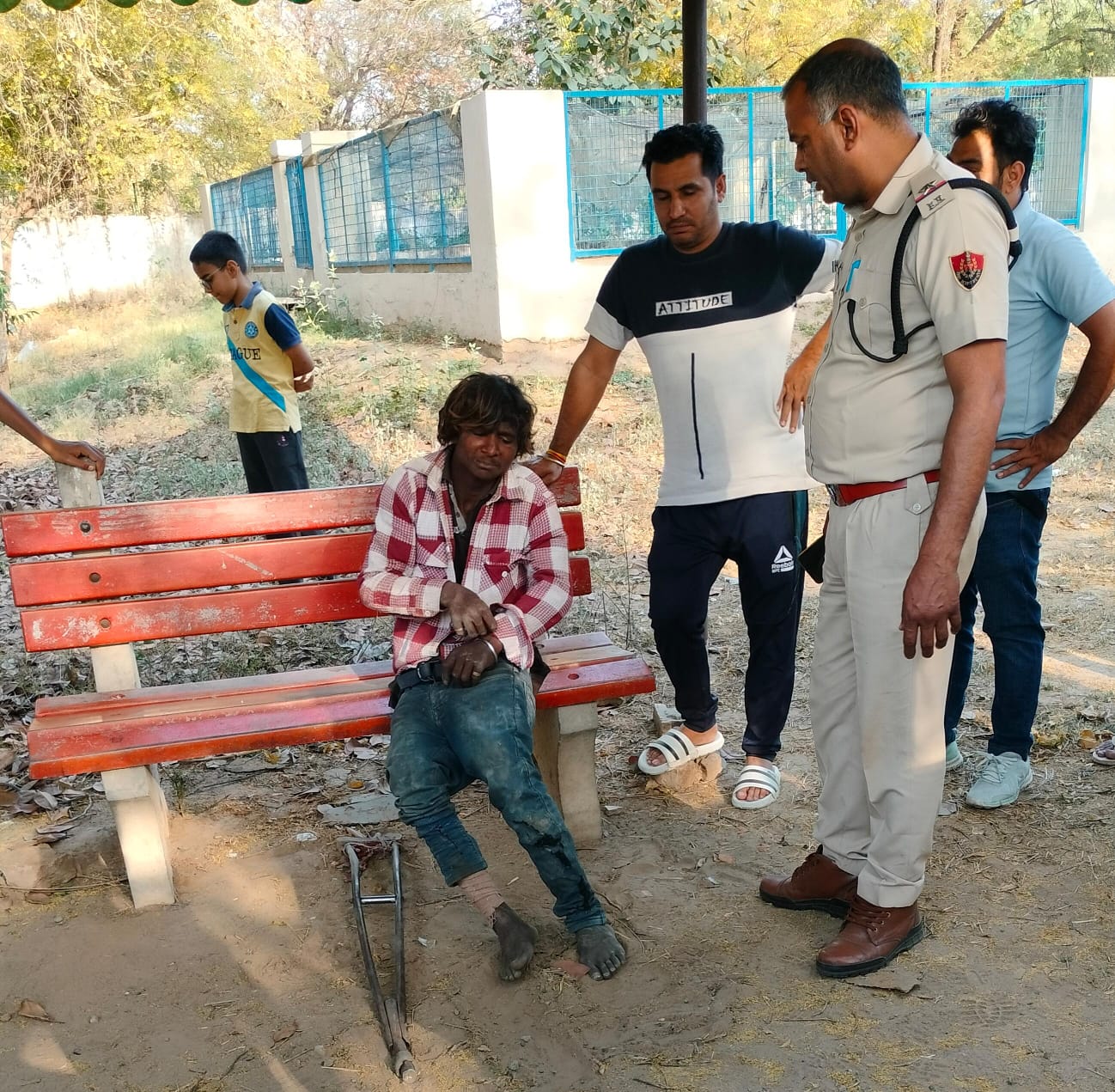 ਪੁਲਿਸ ਕਰਮਚਾਰੀ ਗ੍ਰਿਫਤਾਰ ਕੀਤੇ ਗਏ ਦੋਸ਼ੀ ਨਾਲ ਗੱਲ ਕਰ ਰਹੇ ਹਨ.