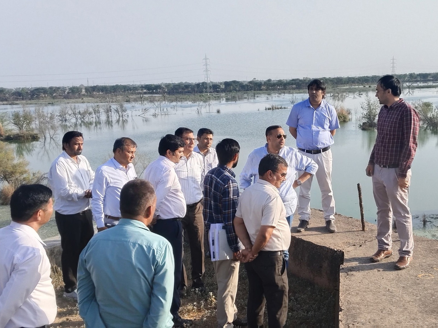 निरीक्षण के दौरान अधिकारियों से बातचीत करते आयुक्त।