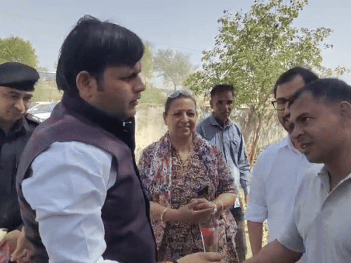 ਕਰਨਲ ਪਹੁੰਚਣ 'ਤੇ, ਖੇਡ ਮੰਤਰੀ ਦਾ ਸਵਾਗਤ ਕਰਨ ਵਾਲੇ ਕੋਚਾਂ ਅਤੇ ਅਧਿਕਾਰੀ ਖੇਡ ਮੰਤਰੀ ਦਾ ਸਵਾਗਤ ਕਰਦੇ ਹਨ.