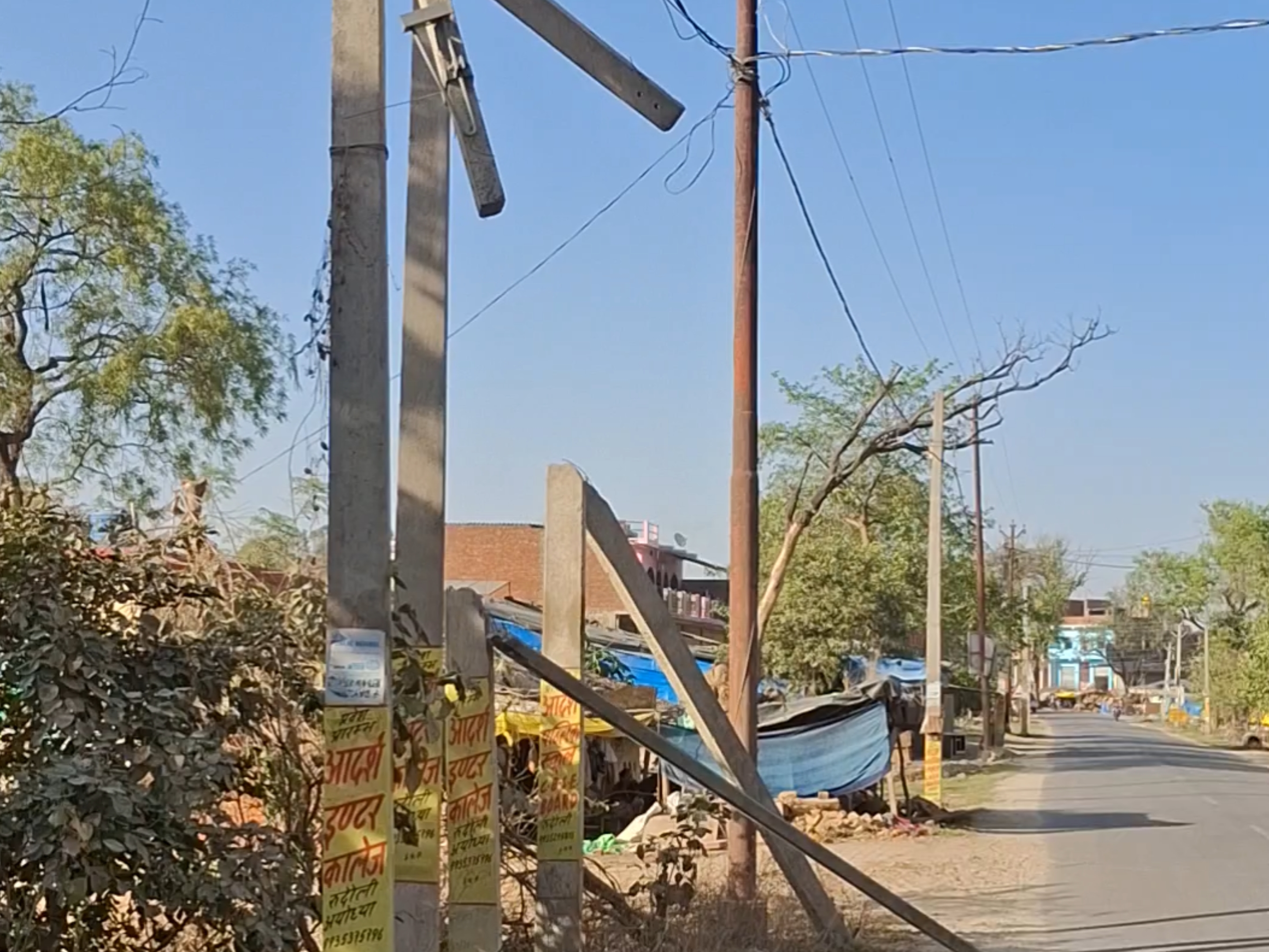 Danger of accidents due to broken electric poles | बिजली के टूटे खंभों ...