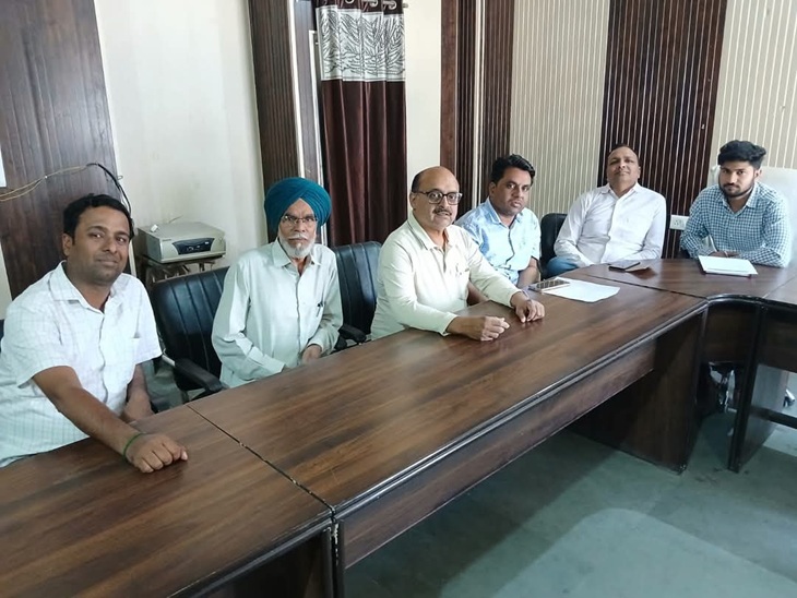 ਕੌਂਸਲਟਰ ਰੈਟੇਨਾ ਮਿ municipality ਂਸਪੈਲਟੀ ਵਿੱਚ ਬਜਟ ਮੀਟਿੰਗ ਵਿੱਚ ਹੈਡ ਦੀ ਉਡੀਕ ਕਰ ਰਿਹਾ ਹੈ.