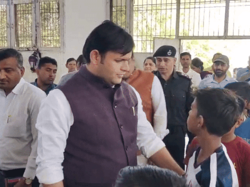 ਖੇਡ ਮੰਤਰੀ ਸਟੇਡੀਅਮ 'ਤੇ ਬੱਚਿਆਂ ਨੂੰ ਮਿਲਦੇ ਹਨ.