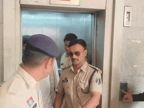 कोर्ट ने सुनवाई के बाद कवासी लखमा को ले जाती पुलिस (फाइल)।
