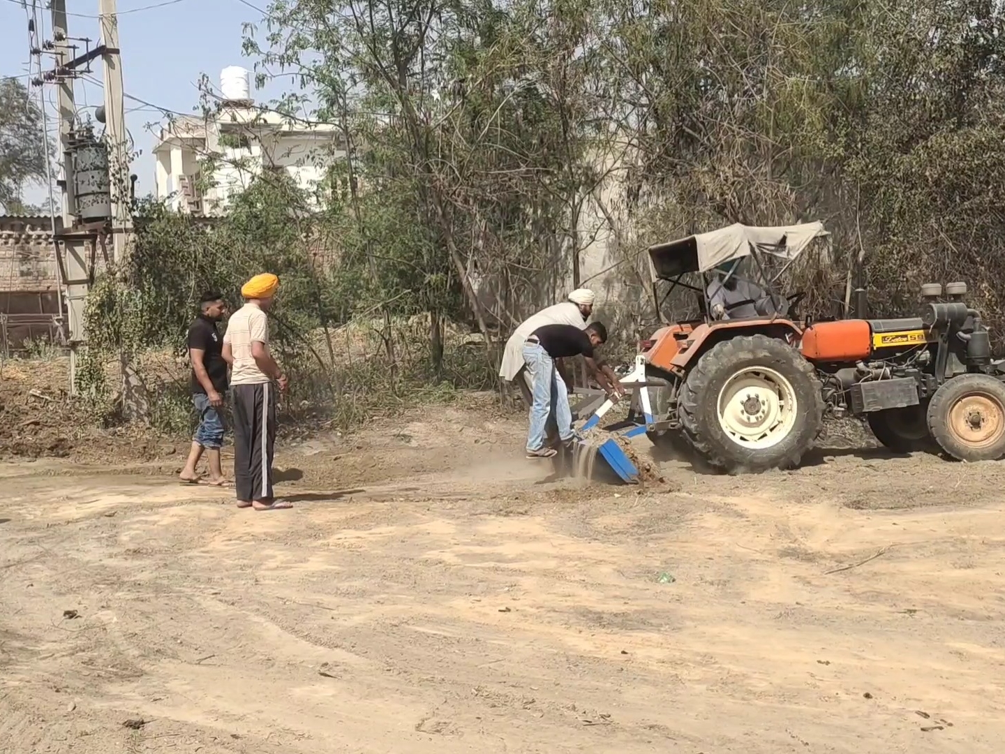ਪੰਚਾਇਤ ਲਈ ਜ਼ਮੀਨ ਸਾਫ਼ ਕਰ ਦਿੱਤੀ ਗਈ ਸੀ.