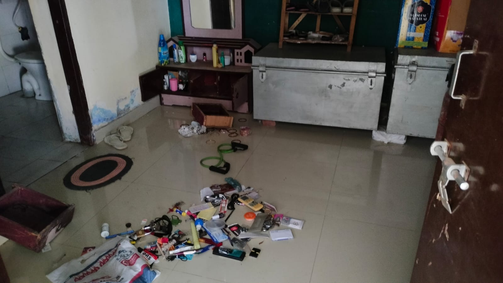 ਚੋਰੀ ਦੇ ਬਾਅਦ ਮਾਲ ਵਿੱਚ ਮਾਲ ਖਿੰਡੇ ਹੋਏ ਸਨ.