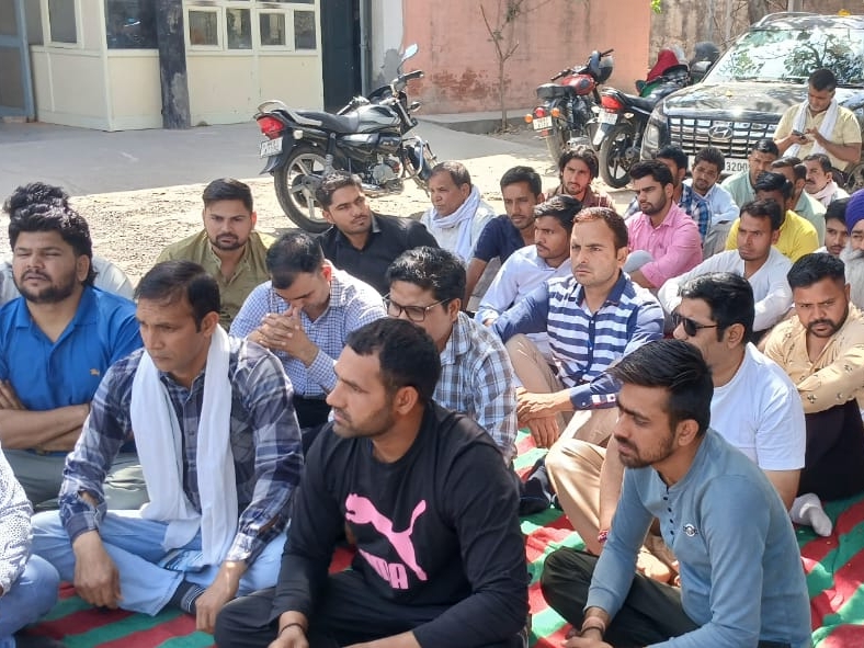 ਕਰਮਚਾਰੀਆਂ ਨੂੰ ਧਰਨੇ 'ਤੇ ਬੈਠੇ.