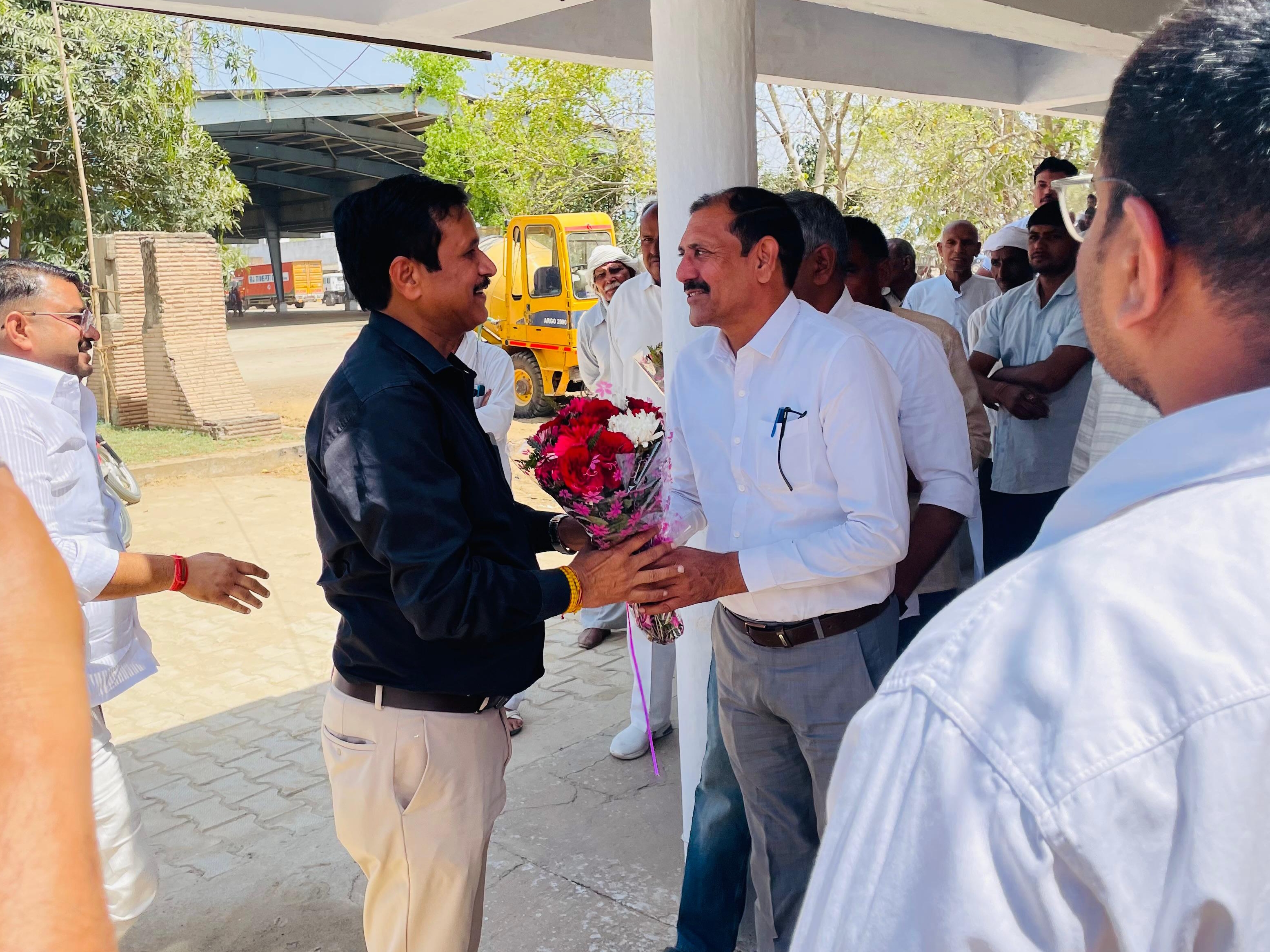 ਅਧਿਕਾਰੀ ਵਿਧਾਇਕ ਦਾ ਸਵਾਗਤ ਕਰਦੇ ਹਨ.