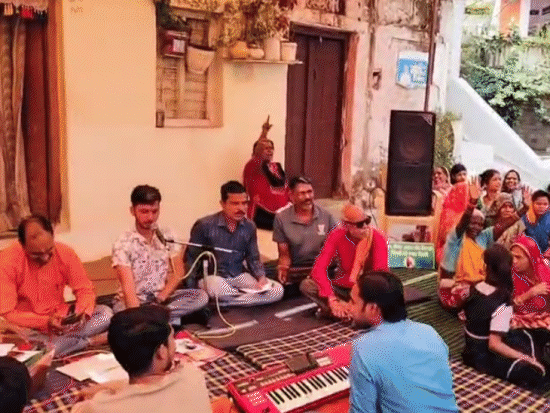 सुंदरकांड के पाठ के दौरान बड़ी संख्या में महिलाएं और बच्चे भी शामिल हैं।