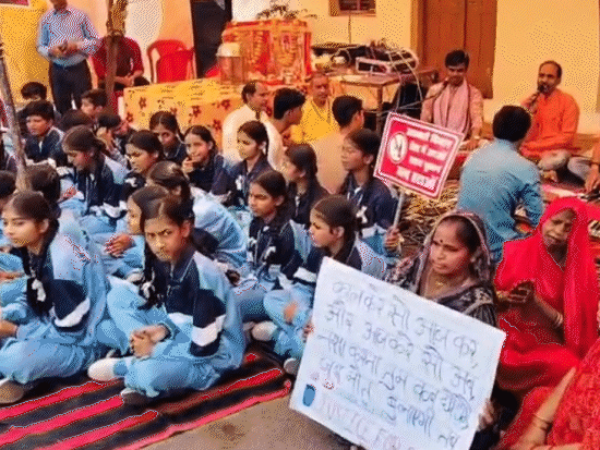 बच्चों समेत महिलाएं-बुजुर्ग धरने पर बैठे।