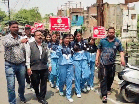 सेमरा गेट साईंराम कॉलोनी में बच्चों ने हाथों में तख्तियां लेकर रैली निकाली।