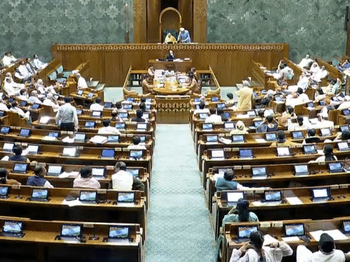 लोकसभा में वक्फ संशोधन बिल पर सरकार की तरफ से किरेन रिजिजू और TMC की तरफ से कल्याण बनर्जी ने अपनी-अपनी बात रखी। - Dainik Bhaskar