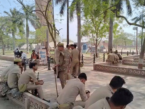 Alert uttar Pradesh Wakf Amendment Lucknow police alerts UP Wakf Bill Alert  protest | वक्फ संशोधन बिल को लेकर यूपी में हाई अलर्ट: पुराने लखनऊ में भारी  पुलिस बल तैनात; रिजर्व में