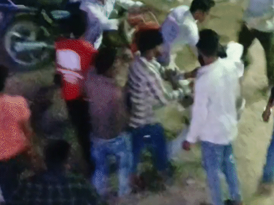 आधा दर्जन से ज्यादा युवकों ने पुजारी को पीटा।