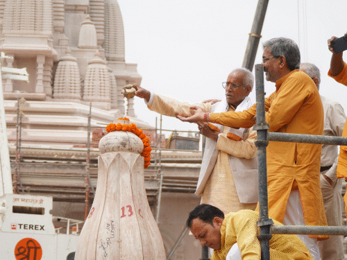 ਚੈਂਪੀਟ ਰਾਏ ਅਤੇ ਡਾ. ਅਨਿਲ ਮਿਸ਼ਰਾ ਮੰਦਰ ਦੇ ਸੰਮੇਲਨ ਦੀ ਪੂਜਾ ਕਰ ਰਹੇ ਹਨ.