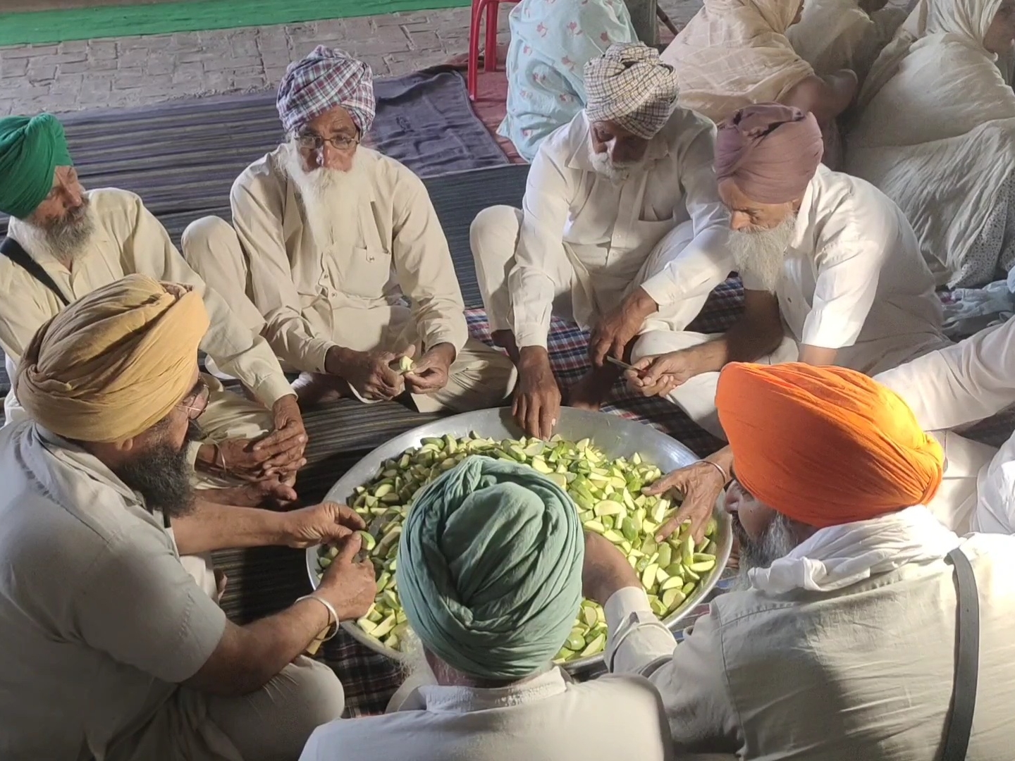 ਕਿਸਾਨਾਂ ਨੂੰ ਪਹੁੰਚਣ ਲਈ ਕਿਸਾਨਾਂ ਦਾ ਪ੍ਰਬੰਧ ਕੀਤਾ ਗਿਆ ਹੈ. ਸਬਜ਼ੀਆਂ ਨੂੰ ਕੱਟਦਿਆਂ ਕਿਸਾਨ ਨੇਤਾ