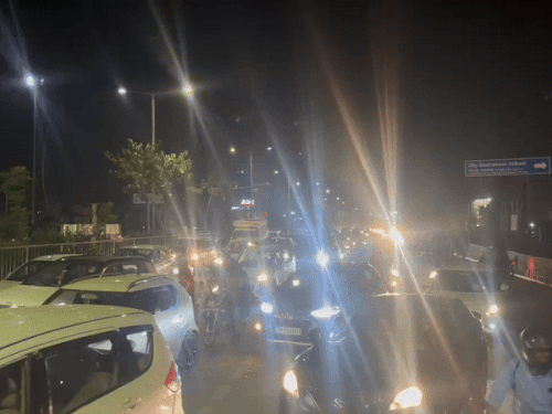 आईपीएल मैच के कारण शहर की ट्रैफिक व्यवस्था पूरी तरह फेल हो गई।