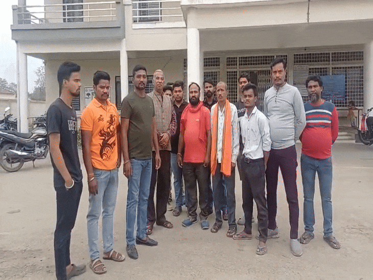 स्थानीय लोगों ने महिला को पुलिस के हवाले किया।