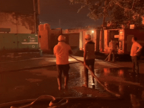 ਗੁਰੂਗ੍ਰਾਮ ਵਿੱਚ ਇੱਕ ਗੋਦਾਮ ਵਿੱਚ ਇੱਕ ਗੋਦਾਮ ਵਿੱਚ ਅੱਗ ਬੁਝਾਉਣ ਵਾਲੇ ਸ਼ਰੀਰ ਦੇ ਜਵਾਨ ਅੱਗ ਬੁਝਾਉਂਦੇ ਹੋਏ