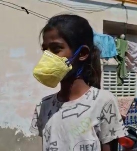 जहरीली गैस के कारण एहतियातन कॉलोनी के लोग मास्क लगा रहे हैं।