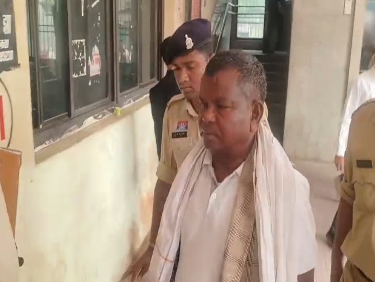 EOW की टीम ने कवासी लखमा को कोर्ट में पेश किया।