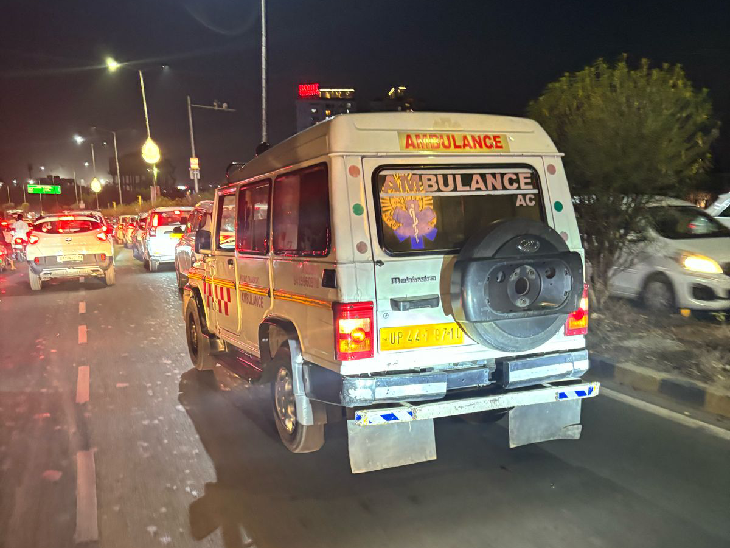 बीच जाम में फंसी एंबुलेंस।
