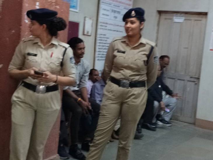 आदिम जाति कल्याण विभाग के दफ्तर में हंगामा बढ़ता देख पुलिस बुलानी पड़ी।