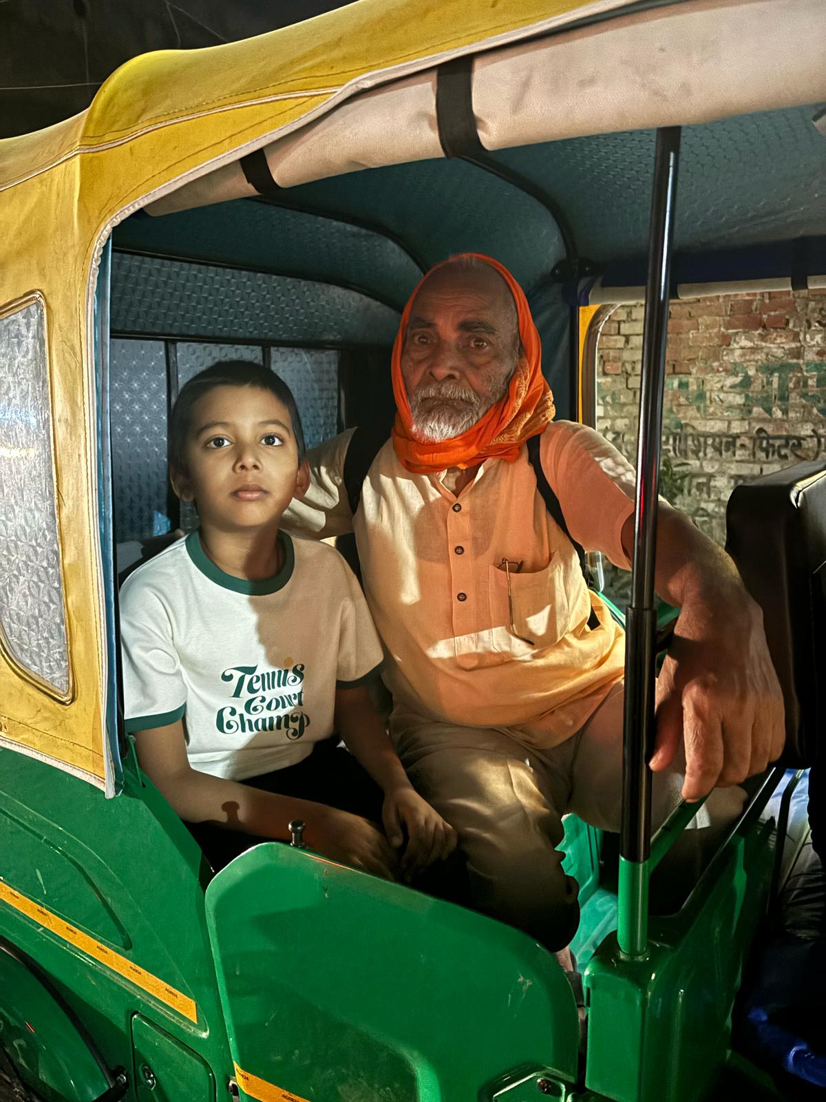 बुजुर्ग ऑटो में बैठकर घर जाने का इंतजार करते रहे।