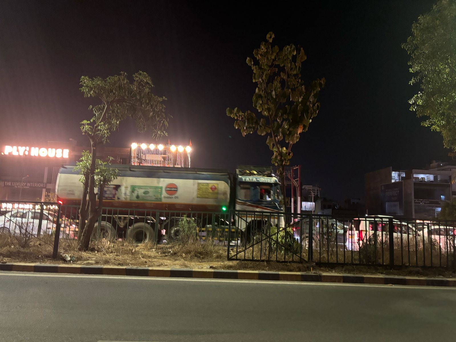 बड़े वाहनों पर पूरी तरह से प्रतिबंध था लेकिन कई वाहन दिखाई पड़े।