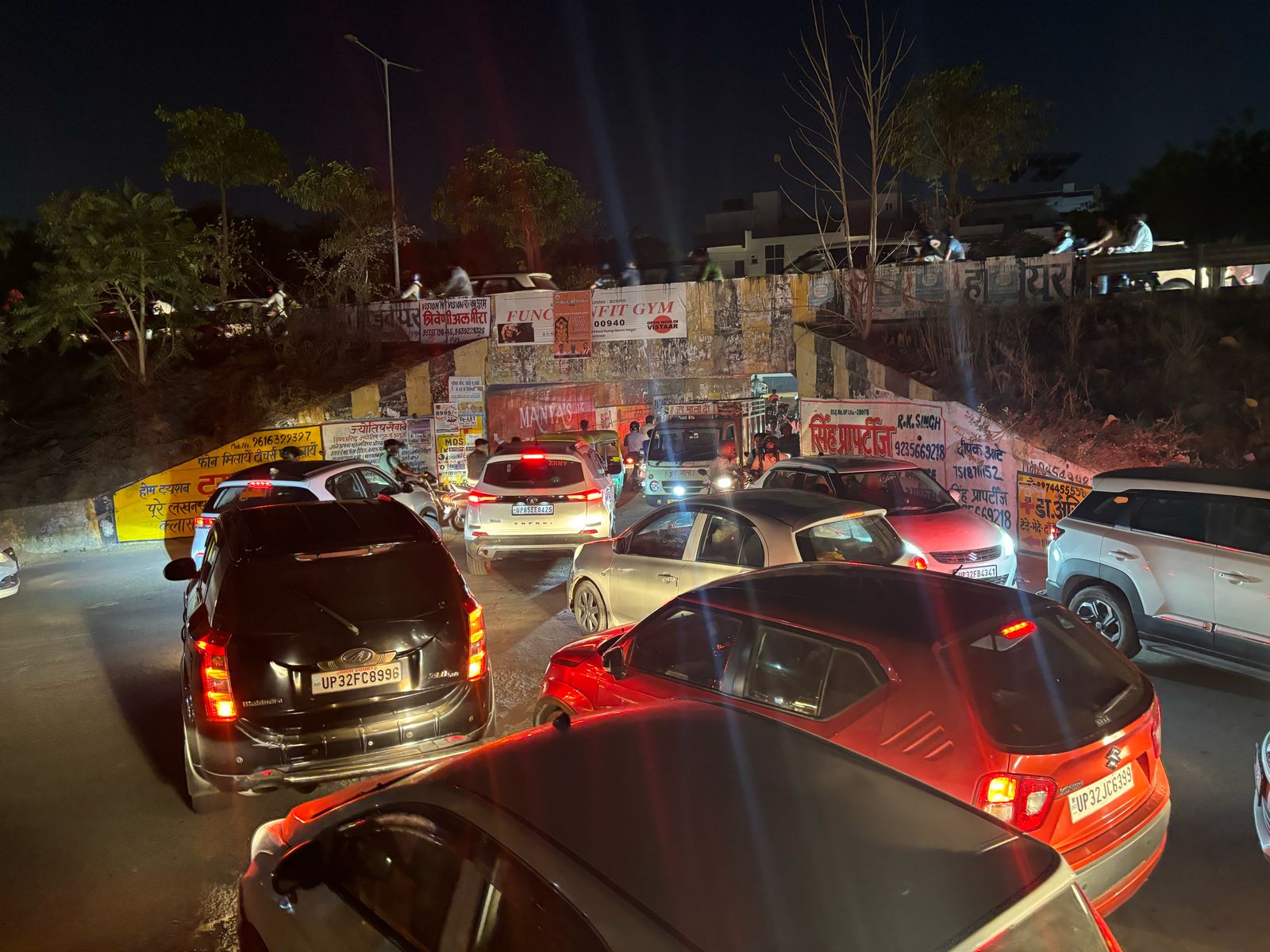 घर जाने की जद्दोजहद में अंडर पास लग गया लंबा जाम।