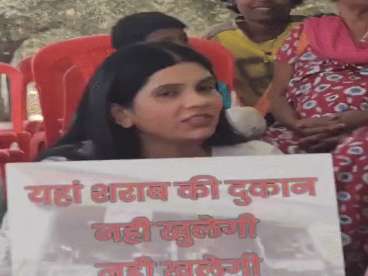 ऋषि पुरम तिराहे पर शराब दुकान का विरोध करतीं युवती।