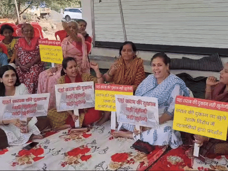 अवधपुरी स्थित ऋषिपुरम तिराहे पर शराब दुकान के ठीक सामने ही प्रदर्शन करती महिलाएं।