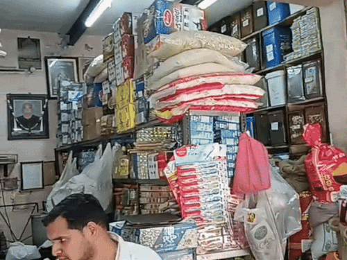 छापेमारी करने पहुंची टीम