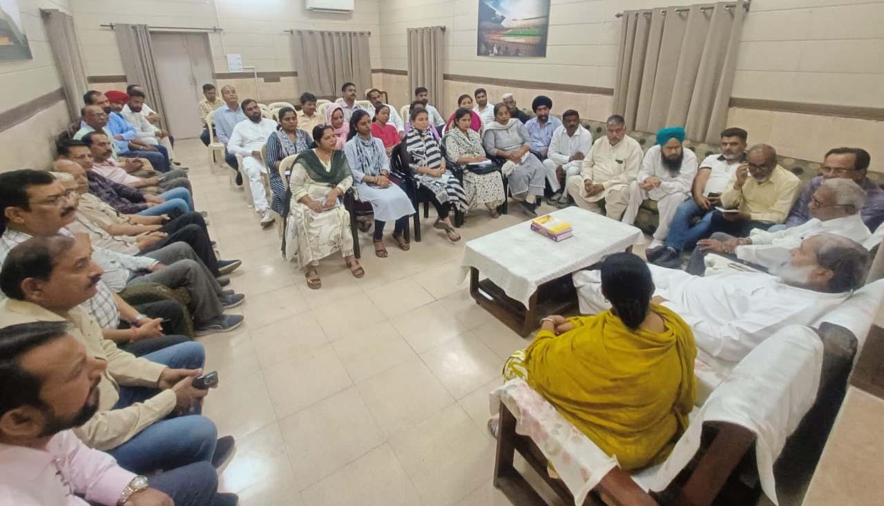 ਮੀਟਿੰਗ ਵਿੱਚ ਅਨਿਲ ਵਿਜ ਅਤੇ ਹੋਰ ਮੌਜੂਦ ਹਨ.