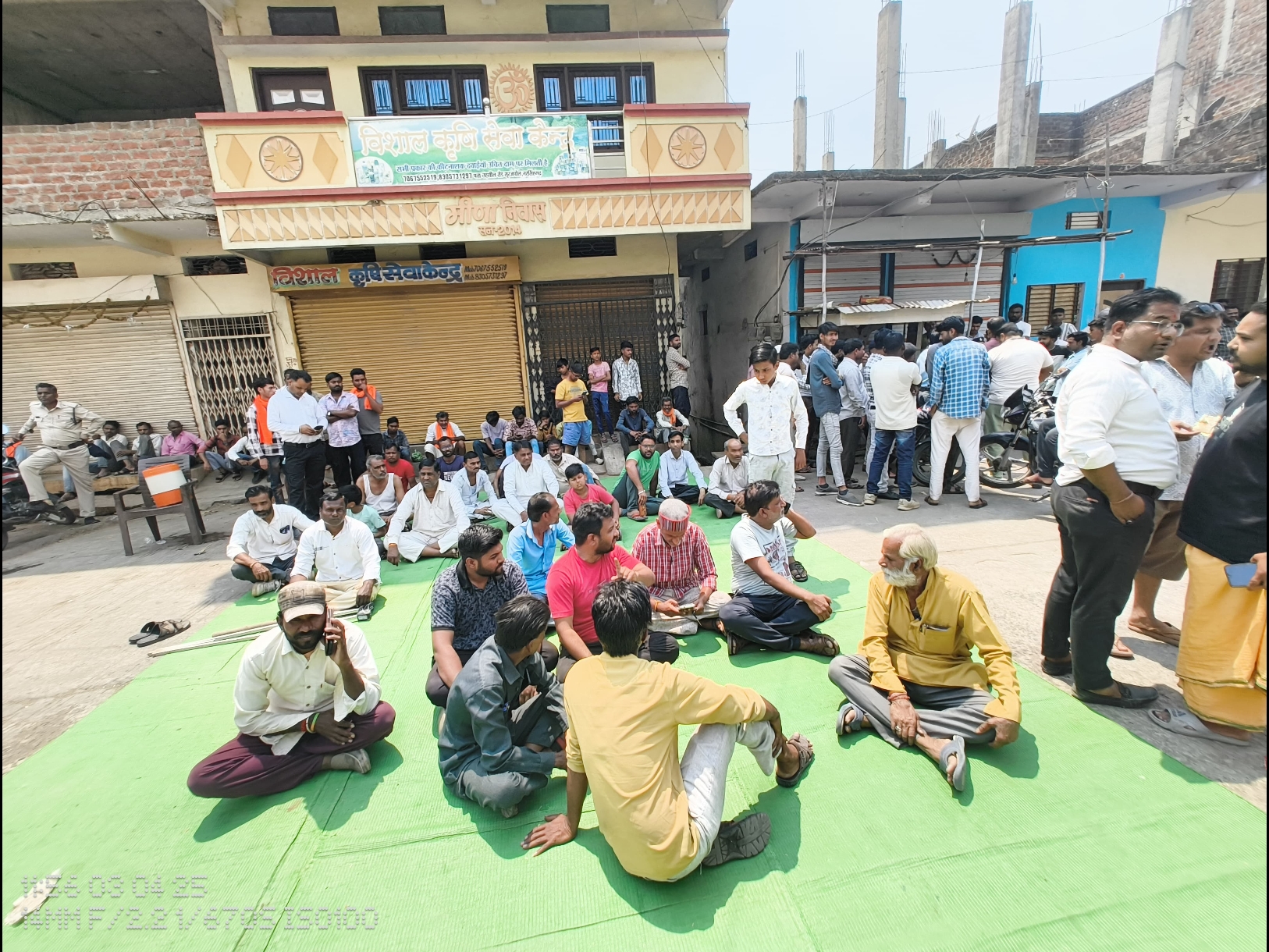 वार्ड नंबर 3 में शराब दुकान के बाहर प्रदर्शन करते रहवासी।