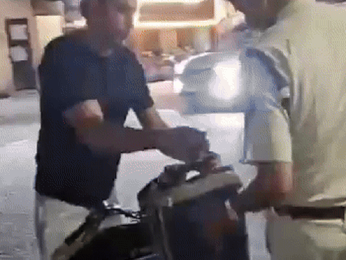 ਪੁਲਿਸ ਰਾਤ ਨੂੰ ਸਾਈਕਲ ਡਰਾਈਵਰ ਤੋਂ ਪੁੱਛਗਿੱਛ ਕਰ ਰਹੀ ਹੈ.