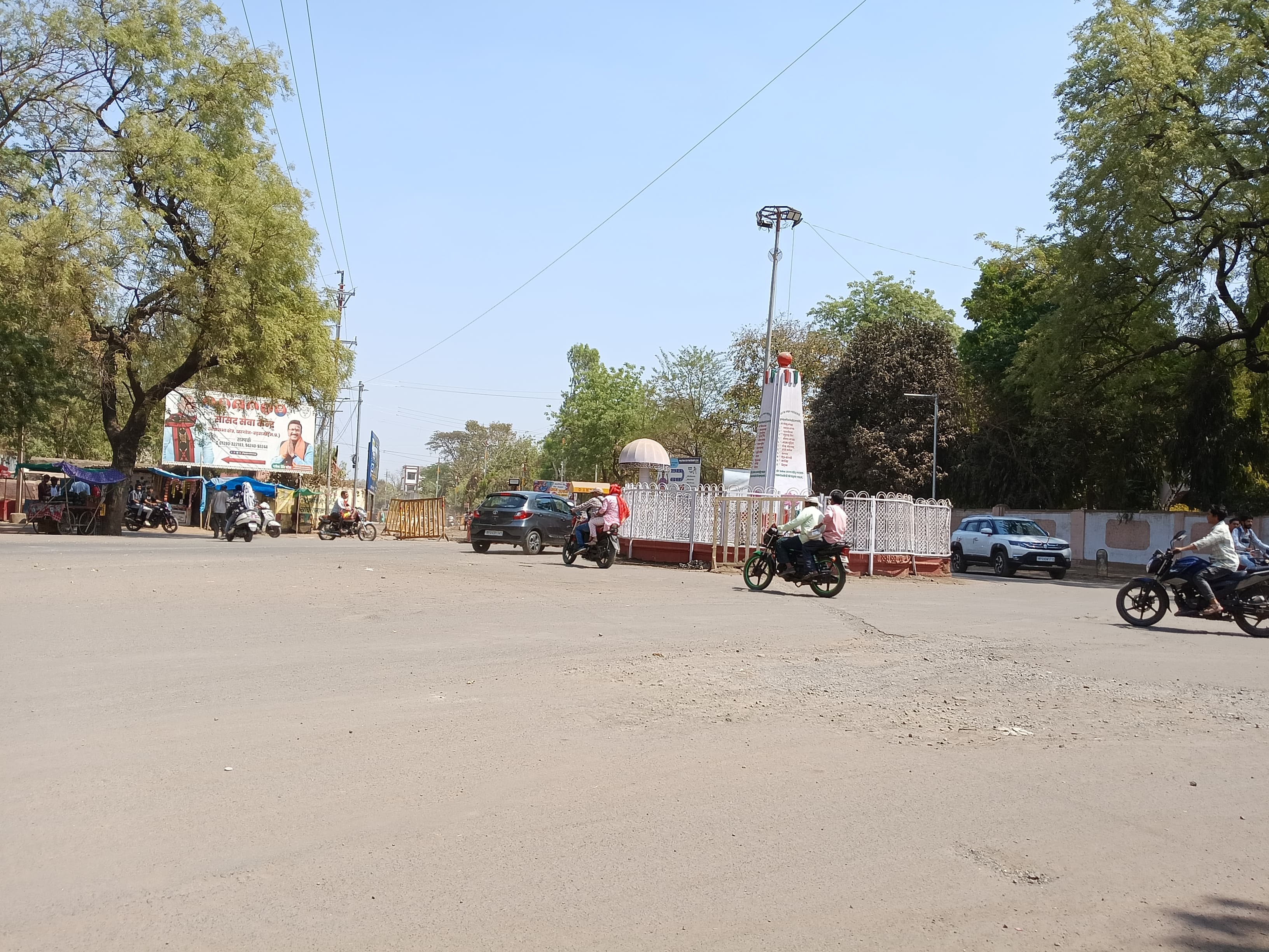 शहर के चौराहे पर भीषण गर्मी का दिखा असर।