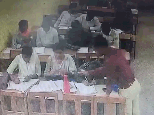 धमतरी जिले के नगरी में सामूहिक नकल कराने की घटना का सीसीटीवी फुटेज सामने आया है। - Dainik Bhaskar