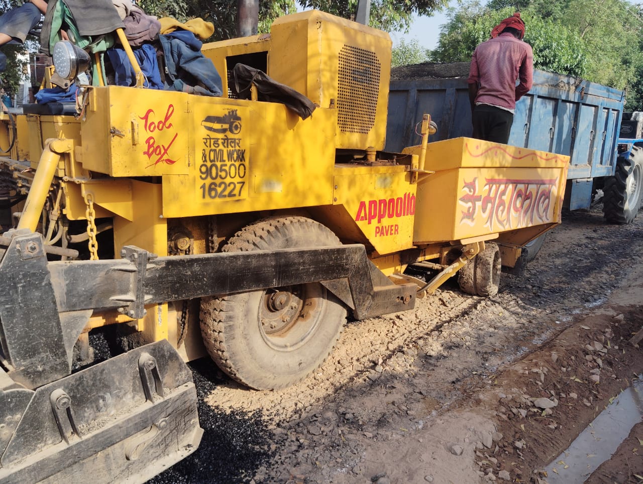 ਸੜਕ ਤੇ ਸਿੱਧੇ ਪੱਥਰਾਂ ਅਤੇ ਸਫਾਈ ਤੋਂ ਬਿਨਾਂ ਸੜਕ ਤੇ ਪਾ ਦਿੱਤਾ ਜਾ ਰਿਹਾ ਹੈ