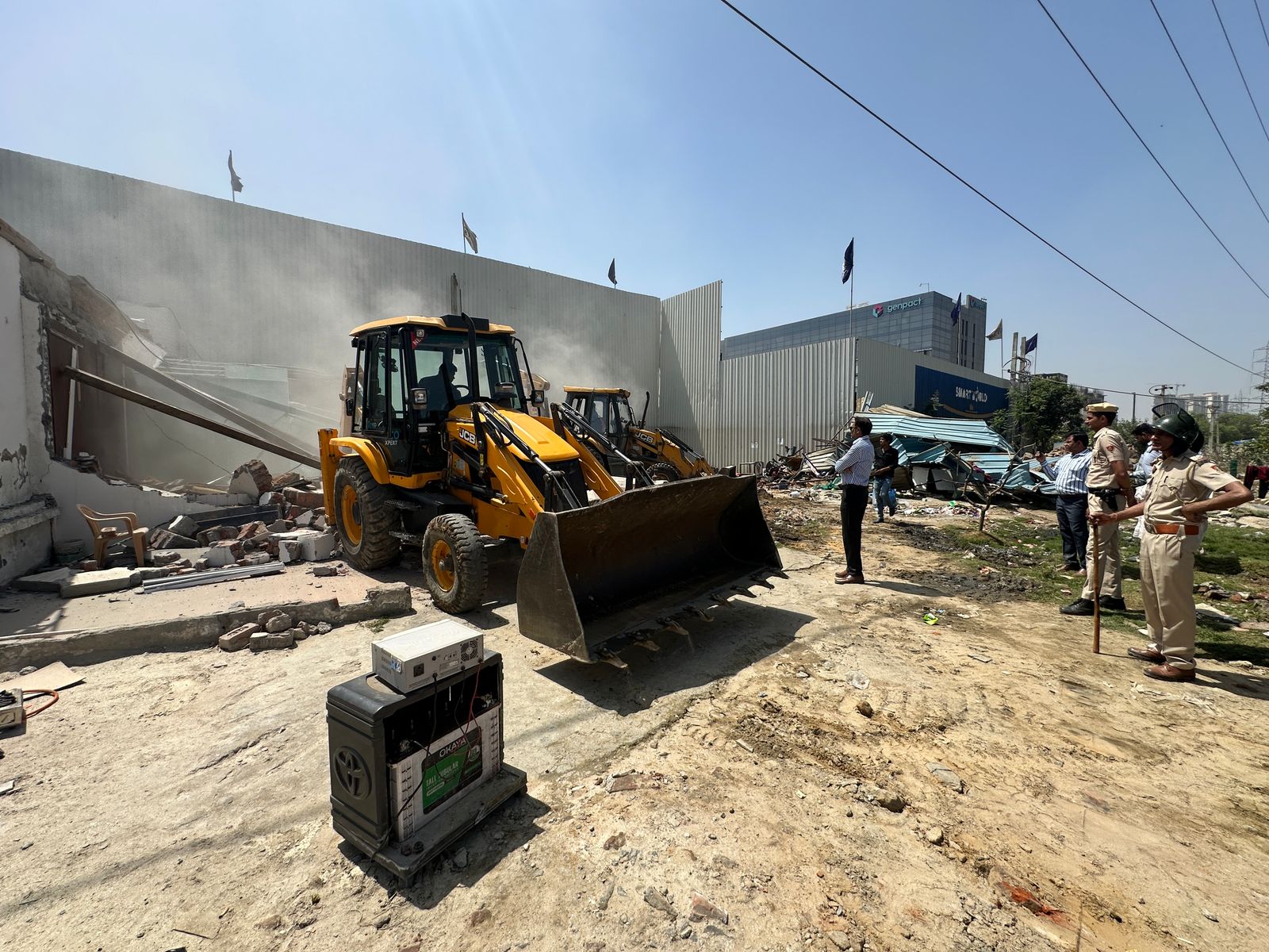 ਪੁਲਿਸ ਦੀ ਹਾਜ਼ਰੀ ਵਿਚ ਗੁਰੂਗ੍ਰਾਮ ਵਿਚ ਗੈਰਕਾਨੂੰਨੀ ਨਿਰਮਾਣ .ੰਗ ਨਾਲ.