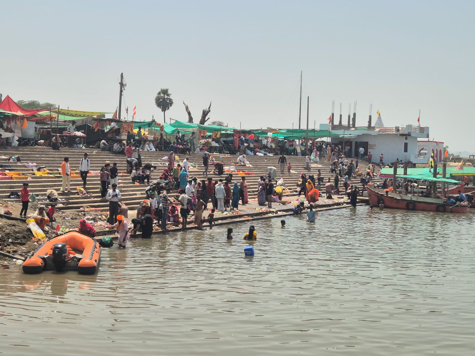 राजघाट पर नर्मदा स्नान करने पहुंचे लोग।