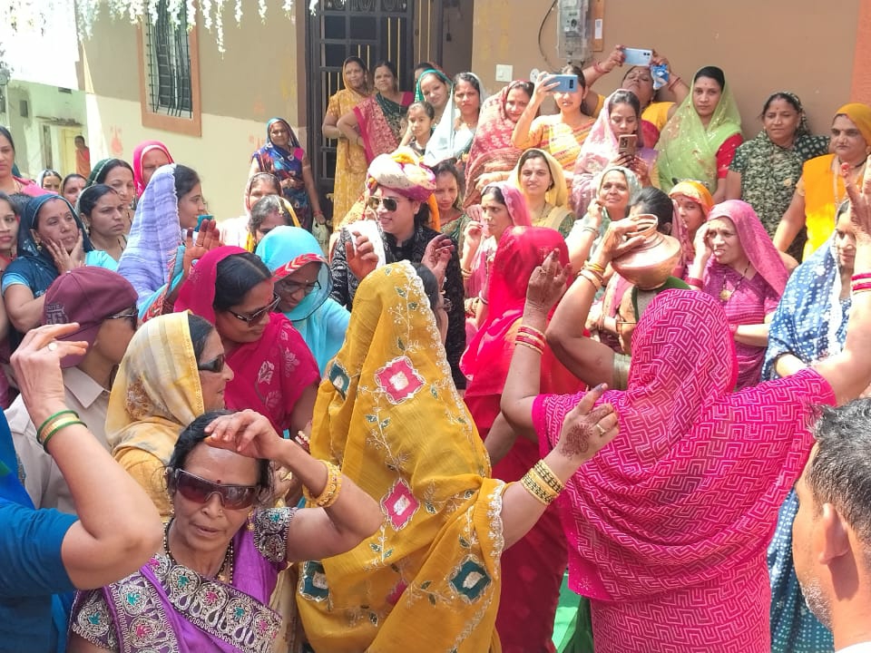 महिलाओं ने झालरिया गीत गाते हुए गरबा और नृत्य किया।