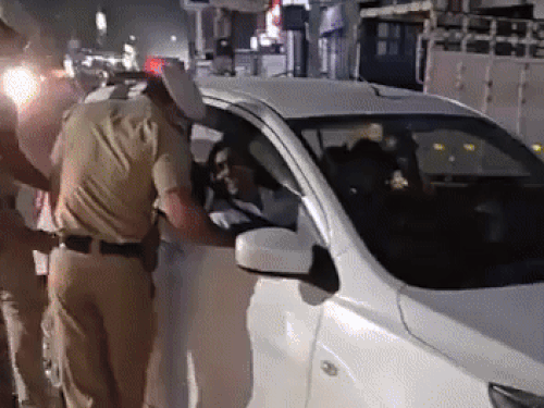 ਪੁਲਿਸ ਕਰਮਚਾਰੀ ਕਰਨਾਲ ਦੀ ਰਾਤ ਨੂੰ ਵਾਹਨਾਂ ਦੀ ਜਾਂਚ ਕਰ ਰਹੇ ਹੋ.