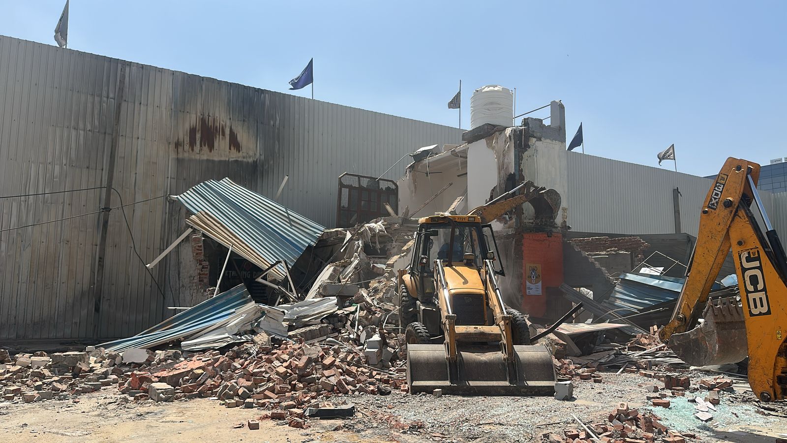 ਜੀਐਮਡੀਏ ਅਤੇ ਮਿ municipal ਂਸਪਲ ਕਾਰਪੋਰੇਸ਼ਨ ਦੀ ਸਾਂਝੀ ਟੀਮ ਦੁਆਰਾ ਗੈਰਕਨੂੰਨੀ ਉਸਾਰੀ ਨੂੰ ਗੁਰੂਗ੍ਰਾਮ ਵਿੱਚ ਭੇਜਿਆ ਜਾ ਰਿਹਾ ਹੈ.